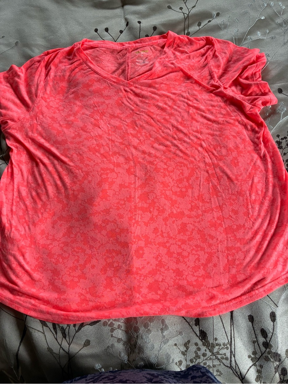 Tek gear woman’s size 1X v-neck